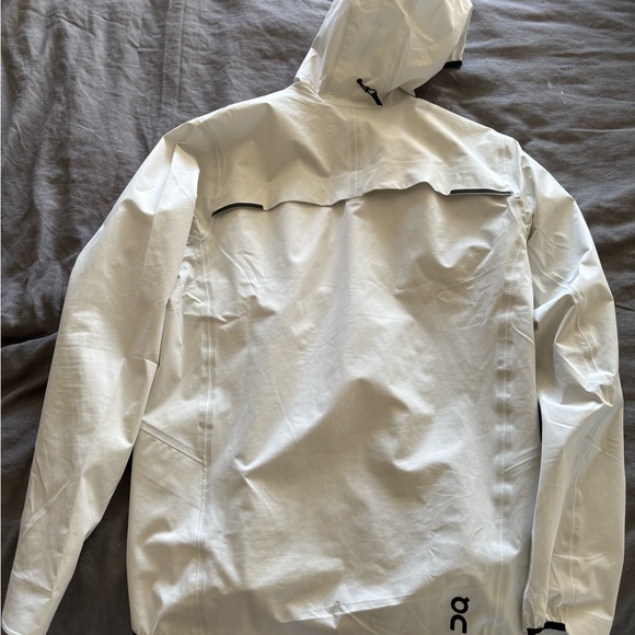 On Running Men's Light Gray Performance Jacket - Picture 2 of 4